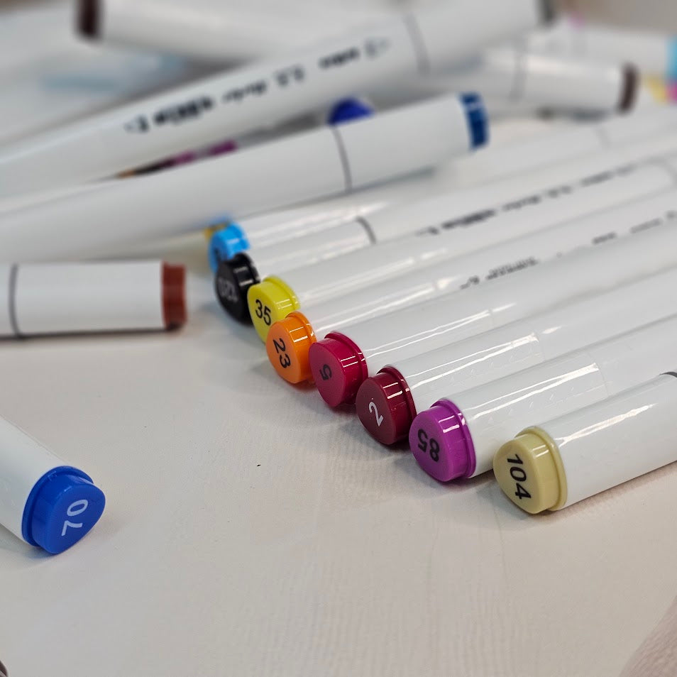 Front view of the Usmile Toys 'ArtKra Marker' 48-piece set, showcasing numerous colorful marker pens neatly arranged in a portable clear case with a handle." www.usmile.toys